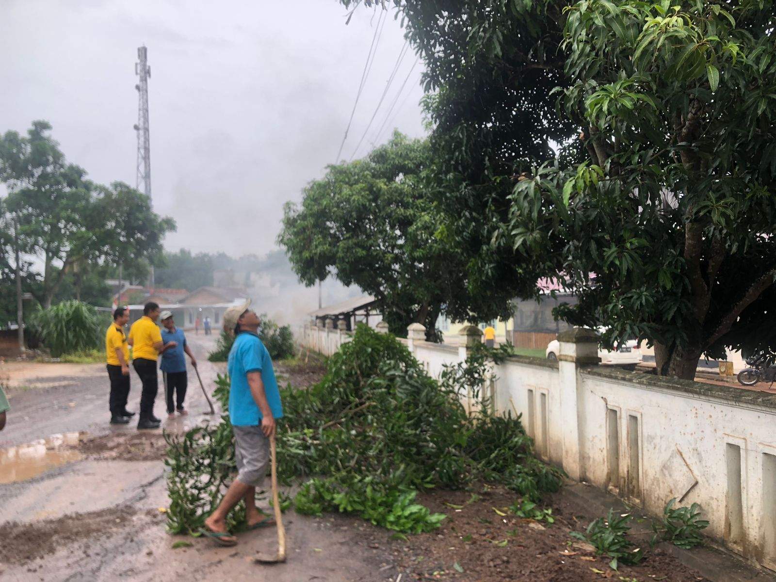 Jajaran Polsek Tanjung Raya melaksanakan Gotong Royong Bersama Warga Desa Mukti Jaya