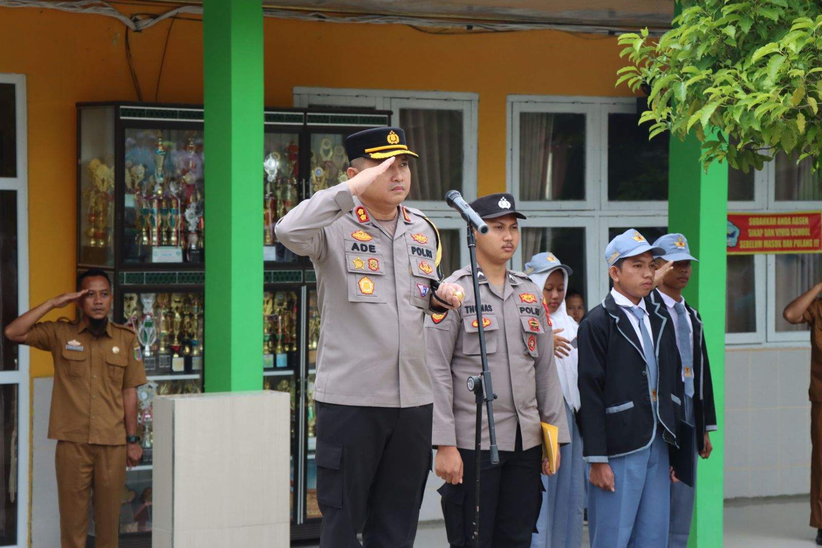 Kapolres Mesuji menjadi Irup Upacara Bendera Di SMAN 01 Simpang Pematang