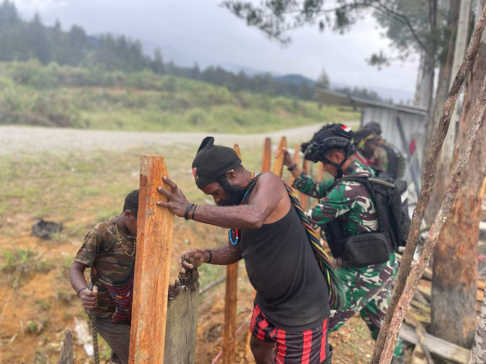 Satgas TNI 300 Siliwangi Bantu Masyarakat Membuat Pagar Kampung di Gome Papua