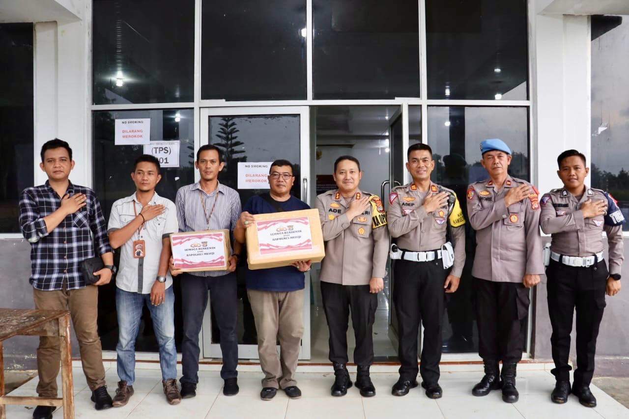 Pastikan Proses Pleno Penghitungan Rekapitulasi Di PPK Berjalan Aman Kapolres Mesuji Kembali Mengecek Langsung Situasi dan Memberikan Bantuan Kepada Petugas PPK