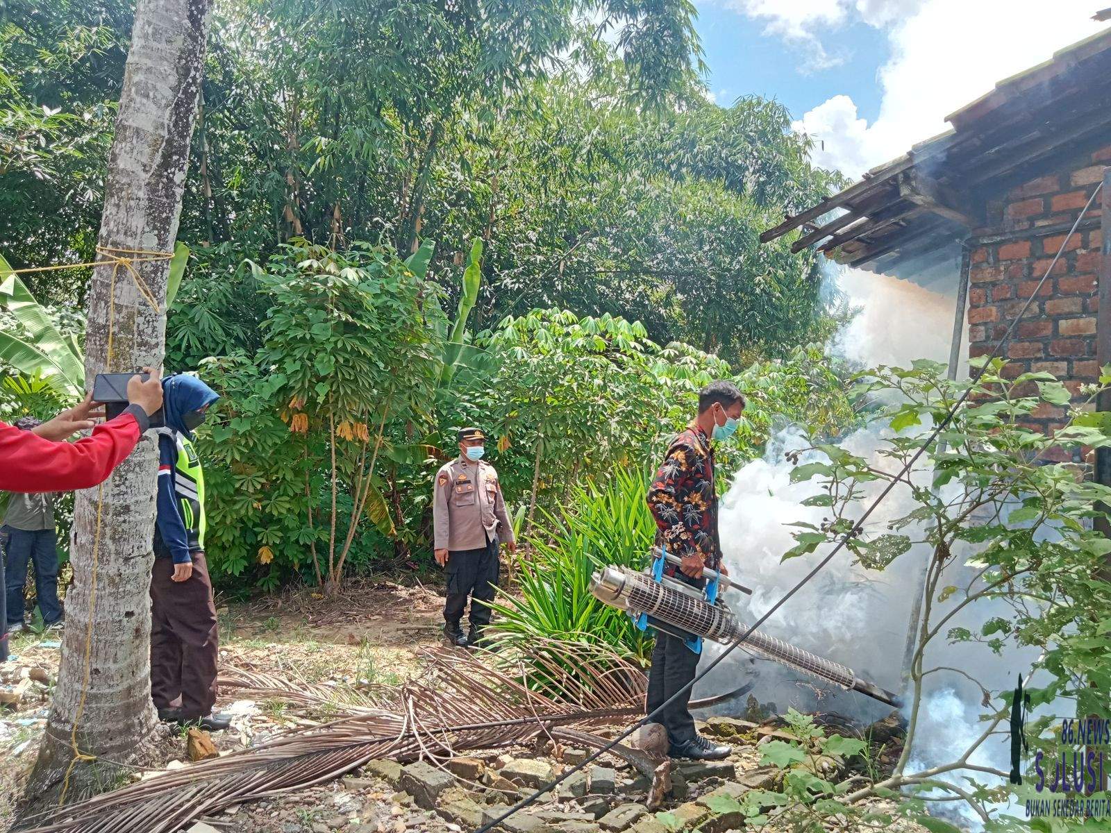 Guna Mencegah DBD, Polres Mesuji Bersama Pemerintah Daerah Melakukan Fogging di Rumah Warga