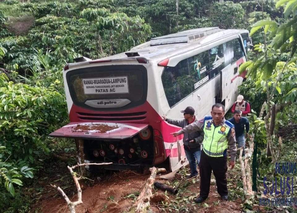 Kronologi Bus Masuk Jurang di Lampung Barat, Polisi Sebut Pandangan Sopir Terhalang Kabut