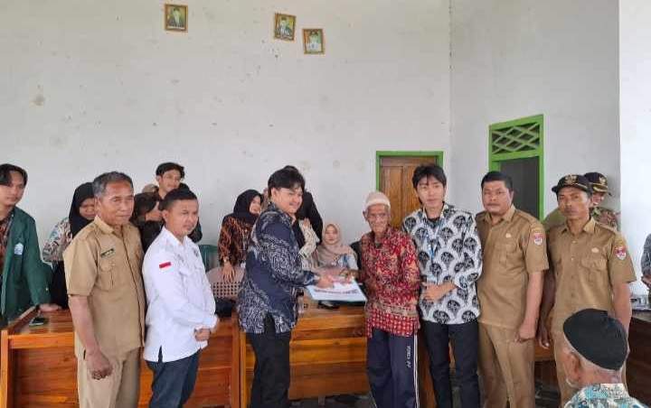 Dapit Riansyah Kades Tanjung Serayan Bagikan BLT DD 2024 Tahap Dua