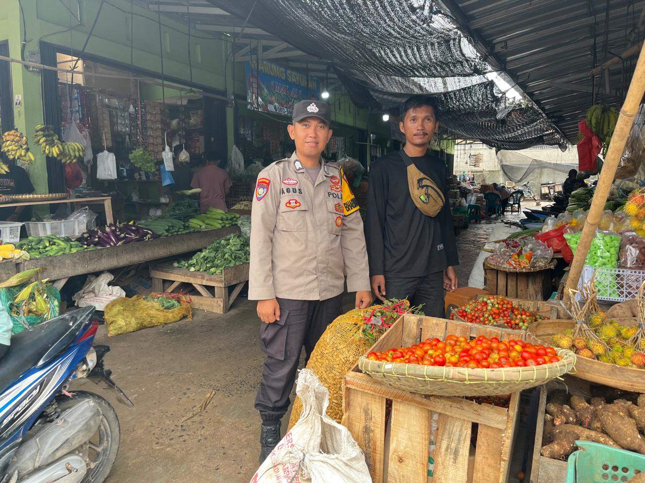 Bhabinkamtibmas Sambang Patroli Dialogis di Pasar Tradisional